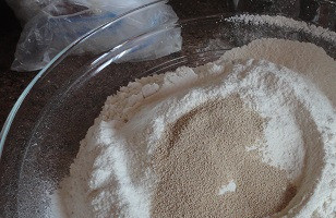 1. Этап. Итальянский хлеб стромболи: Для теста смашайте муку с дрожжами, солью, сахаром. Добавьте воду и замесите тесто. Поместите его в теплое место и оставьте для подъема.