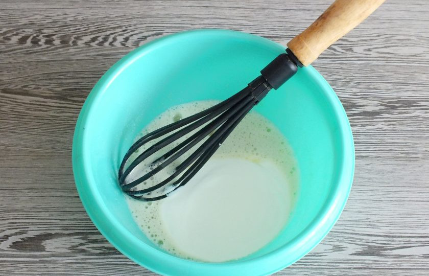 1. Этап. Шоколадная ватрушка с творогом: Добавьте сметану. Перемешайте венчиком.