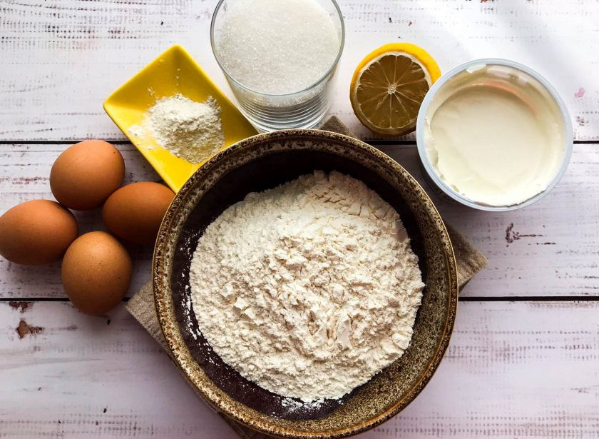 1. Этап. Сметанный бисквит в мультиварке: Подготовьте все необходимые ингредиенты.