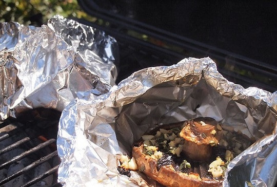 1. Этап. Грибы в фольге на гриле: 5. Жарьте минут 15 до готовности.