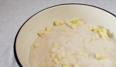 1. Этап. Варенье из кабачков в микроволновке: Кабачки засыпать сахаром, добавить лимон, апельсин. Оставить на пару часов, чтоб кабачок дал сок.