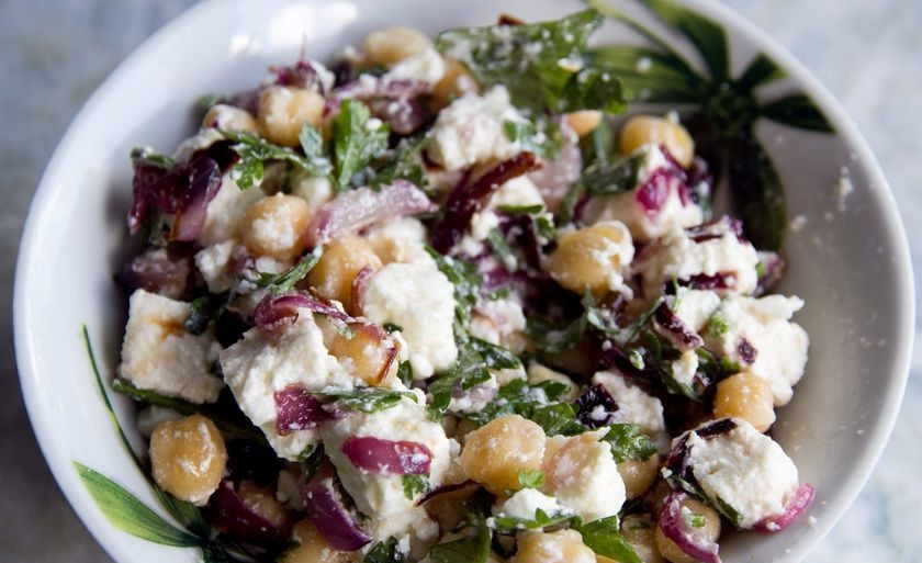 1. Этап. Салат из нута: Перемешайте салат. Все, он готов. Соль не потребуется, ведь здесь есть много сыра. Приятного аппетита!