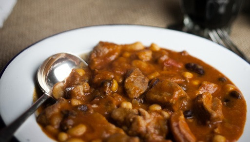 1. Этап. Свинина с фасолью и помидорами: 8. Прогреваем фасоль минут 5-7, выключаем огонь. Даем нашему блюду настояться и подаем со сметаной и свежей зеленью. Приятного аппетита! Зовите семью или гостей за стол!