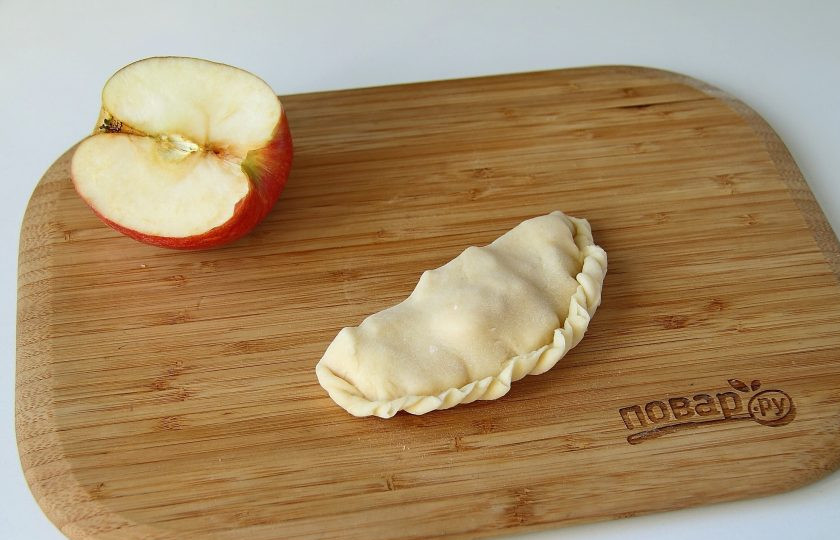 1. Этап. Кокроки с яблоками: Накройте начинку второй частью теста и защипните края по принципу вареников.