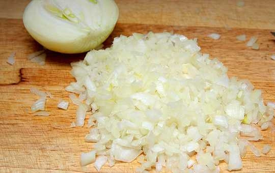 1. Этап. Бабка картофельная в горшочке: Измельчить лук.