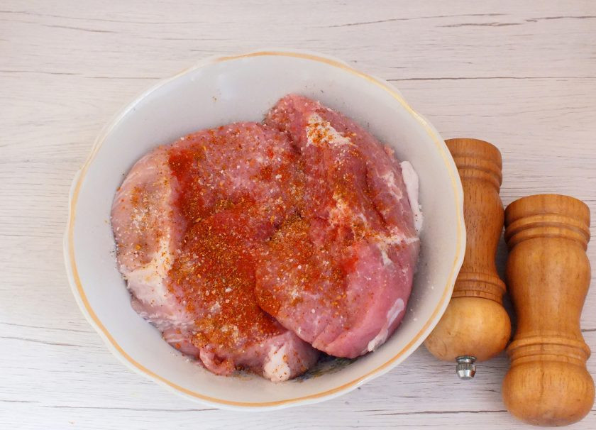 1. Этап. Буженина в ветчиннице: Свинину промойте. Обсушите бумажным полотенцем. Натрите со всех сторон специями и солью. Выложите в чашу.