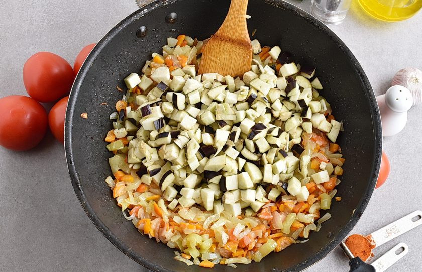 1. Этап. Икра из баклажанов на зиму: Выложите нарезанные мелкими кубиками баклажаны. Обжаривайте до мягкости, помешивая, и понемногу подливая масло по мере необходимости.