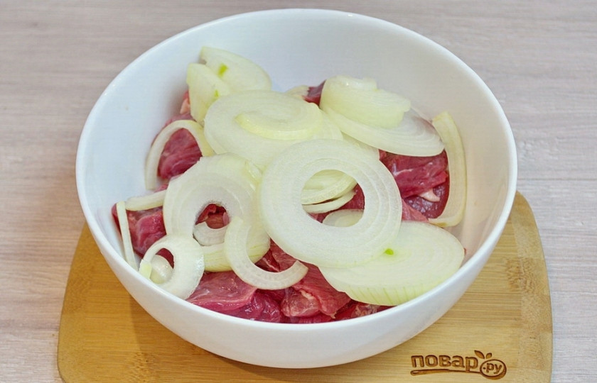 1. Этап. Шишкебек: К нарезанному мясу добавляем нарезанный кольцами репчатый лук.