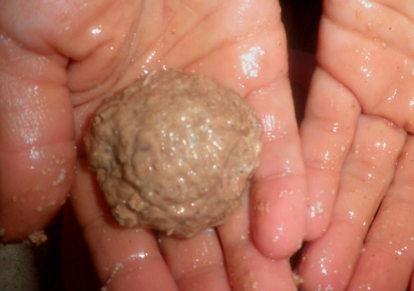 1. Этап. Печеночные котлеты в духовке: Смочив руки, лепим котлетки.