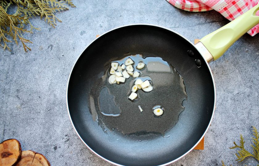 1. Этап. Паста с осьминогом в томатном соусе: В сковороду налейте растительное масло и разогрейте на среднем огне. Добавьте в масло порезанный чеснок и обжаривайте в течение 30 секунд.