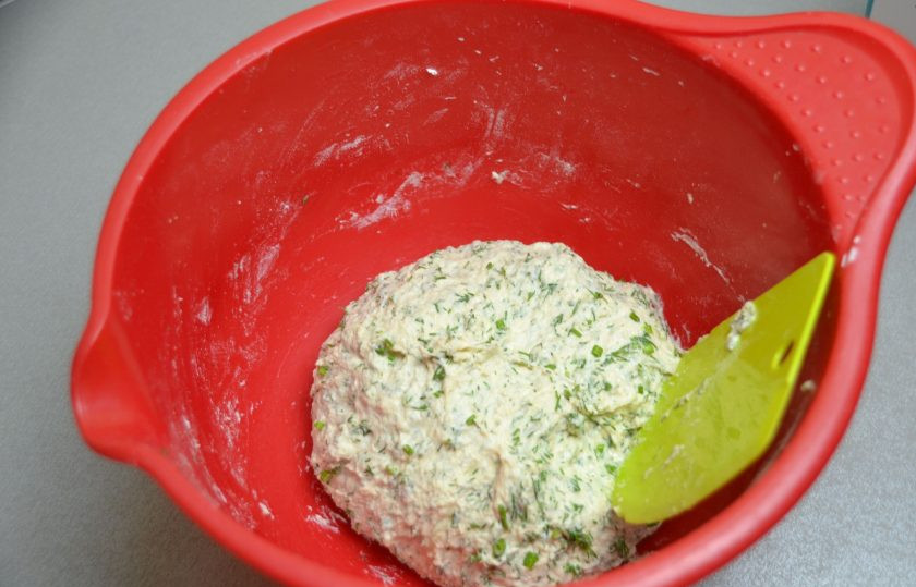 1. Этап. Хлеб с укропом: Скребком подберите тесто в шар, накройте пленкой и поставьте для брожения в теплое место. В процессе брожения, трижды, с периодичностью через 30-40 минут сделайте обминку теста методом 