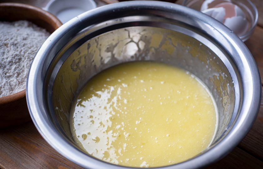 1. Этап. Тесто на топленом молоке: Активно перемешайте все венчиком.