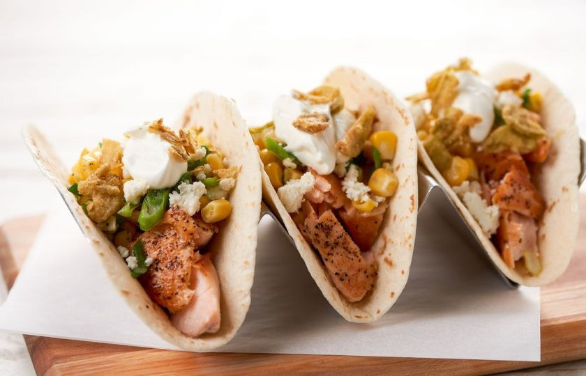 1. Этап. Такос с лососем: Соберите такос: в лепёшку уложите кусочки лосося, овощную начинку, сыр, сметану и немного перца. Приятного аппетита!