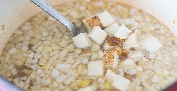 1. Этап. Похлёбка с моллюсками: 6. Также добавьте картофель кубиками.