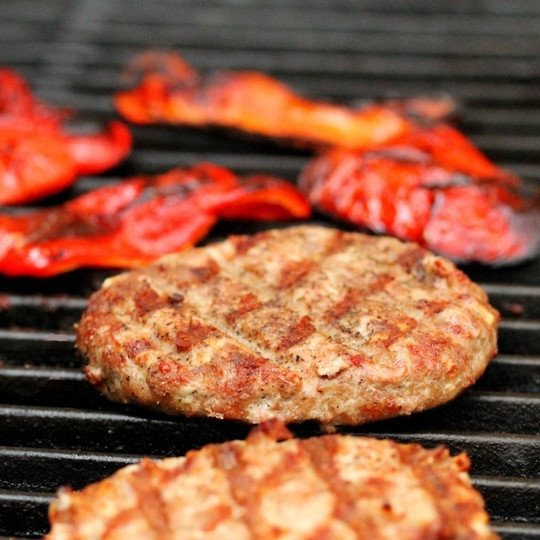 1. Этап. Фарш с сыром: Спустя пару минут переворачиваем и обжариваем с другой стороны до полной готовности.