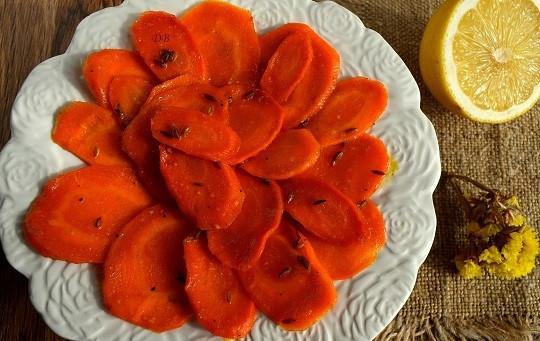 1. Этап. Гаджар Сабджи: Добавьте соль, перец, лимонный сок. Присыпьте мускатным орехом и подавайте к столу.