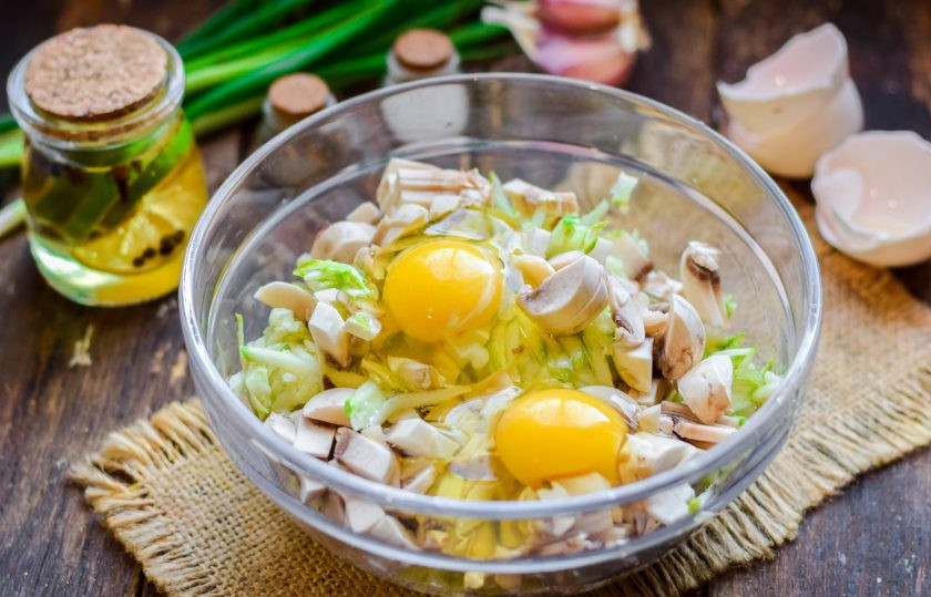 1. Этап. Запеканка из кабачков с грибами: Сюда же добавьте несколько куриных яиц, соль и молотый перец по вкусу. Можно добавить немного чеснока.