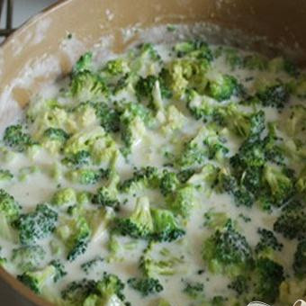 1. Этап. Гратен из брокколи: 3. По вкусу соус перчим и солим. Добавляем сюда брокколи, доведем до кипения и минут пятнадцать-двадцать тушим, огонь небольшой. Соцветия брокколи должны стать мягкими.