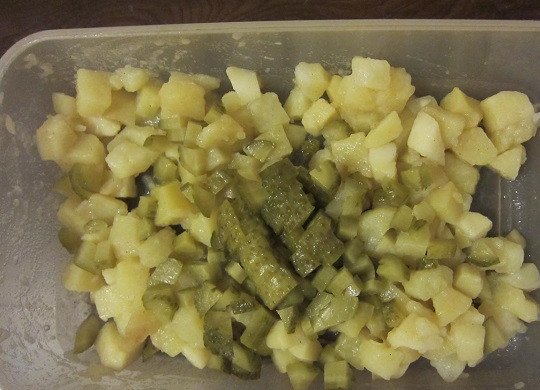 1. Этап. Салат с картошкой и солеными огурцами: 3. Посолите немного по вкусу. Особую пикантность придаст один ингредиент, который входит в этот простой рецепт салата с картошкой и солеными огурцами, - рассол. Небольшое его количество влейте на картофель, аккуратно перемешайте. Нарежьте небольшими кубиками огурчики и добавьте в салатник.