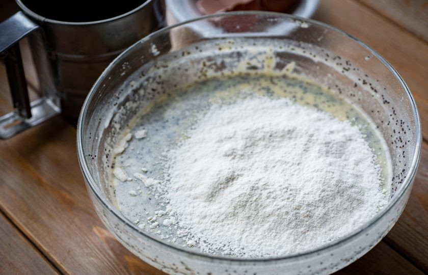 1. Этап. Манник с маком на молоке в духовке: Просейте муку и перемешайте все венчиком.