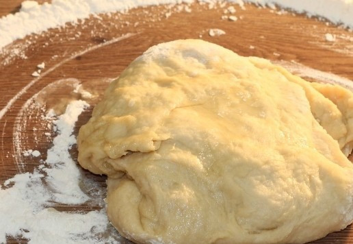 1. Этап. Пирожки с яблочной начинкой: 8. Подпыляем столешницу и выкладываем тесто.