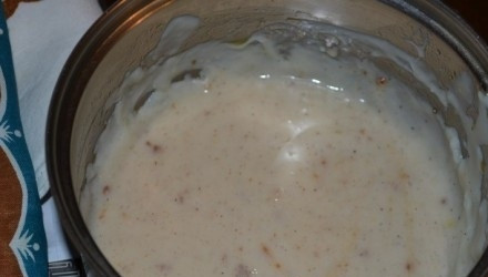 1. Этап. Шоколадно-ванильный пудинг: 2. Масло растапливаем и добавляем в смесь, перемешиваем. Половину от всей смеси переливаем в другую кастрюлю, кладем ванильный сахар, отправляем на огонь, кипятим и даем массе загустеть.