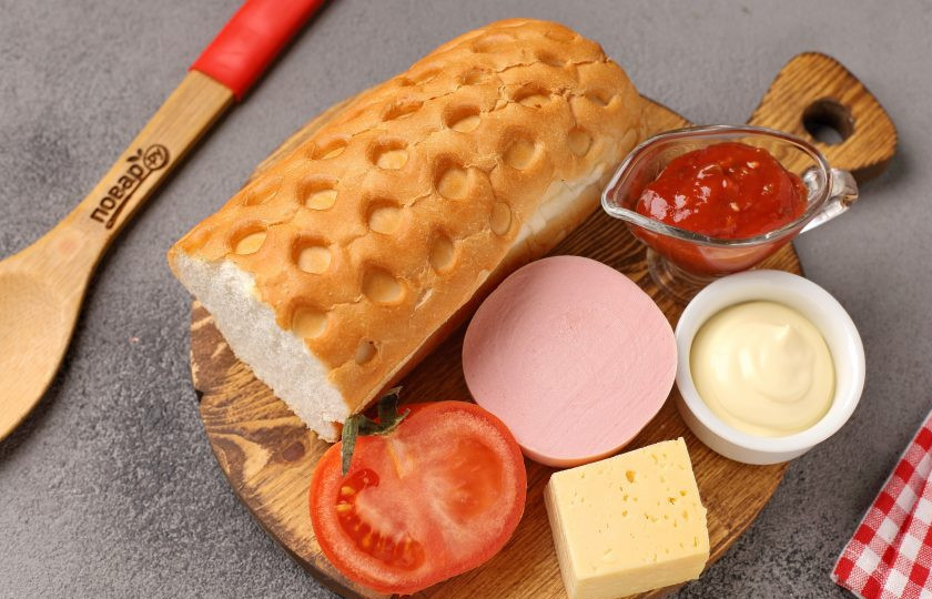 1. Этап. Мини-пицца на батоне в духовке: Подготовьте все ингредиенты.