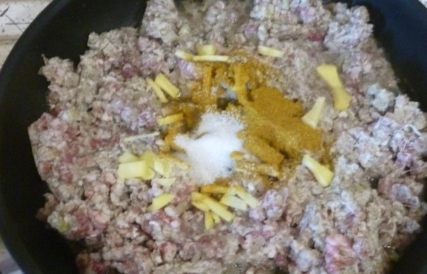 1. Этап. Мартабак: Для начинки лук, чеснок и имбирь мелко нарежьте и обжарьте в большой сковороде на небольшом количестве оливкового масла. Добавьте карри, фарш, сахар, соль по вкусу. Готовьте, разбивая комочки лопаткой. Жарьте до готовности.