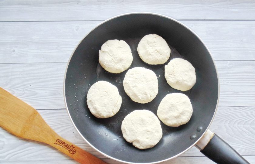 1. Этап. Сырники без глютена и сахара: Из приготовленного теста сформируйте лепешки и обваляйте в муке. Выложите на горячую сковороду с подсолнечным маслом.