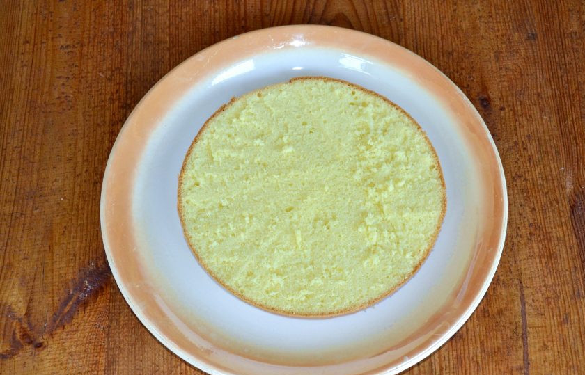 1. Этап. Торт Снежная королева: Полностью остывший бисквит разрежьте на 3 коржа.