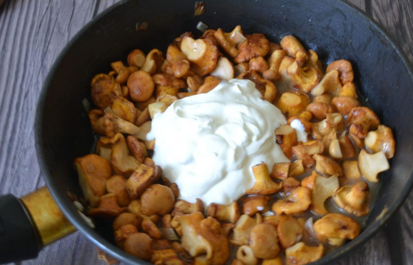 1. Этап. Лисички с картошкой жареные в сметане: Добавьте к лисичкам сметану. Жарьте, пока не испарится влага, посолите.