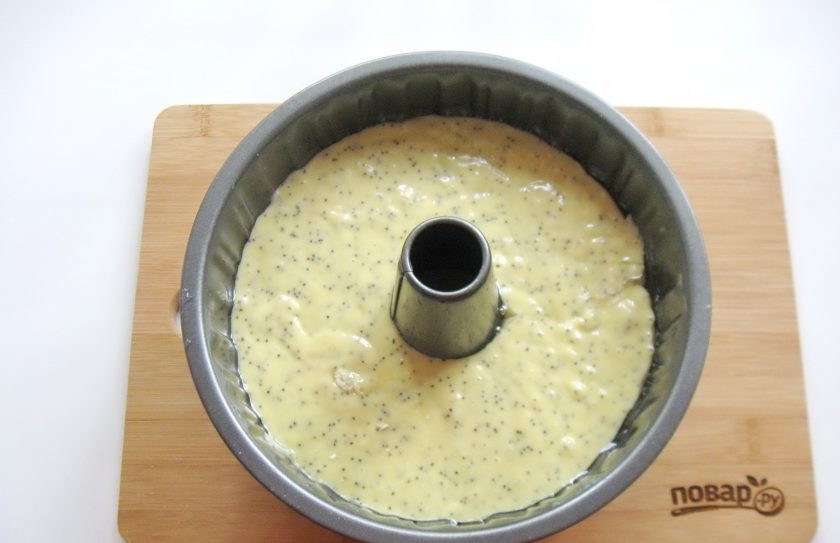 1. Этап. Горчичный кекс: Форму для кекса смажьте маслом и заполните тестом.