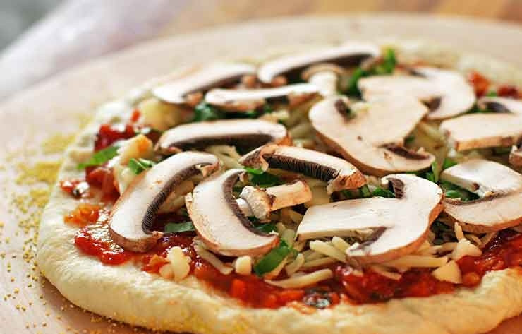 1. Этап. Пицца в духовке: На подготовленную основу начинайте выкладывать начинку: намажьте томатный соус, разложите все ингредиенты, песто, добавьте специи, если хотите. На вторую заготовку из теста можете выложить другую начинку по своему вкусу.