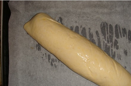 1. Этап. Рулет с халвой: 2. Сворачиваем теперь рулет, обмазываем его взбитым яйцом со всех сторон.