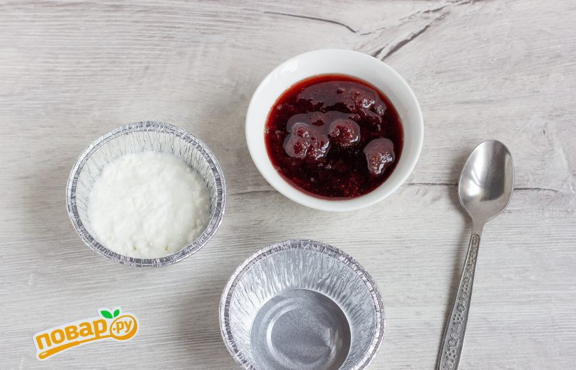 1. Этап. Творожный десерт с маршмеллоу: Силиконовые или фольгированные формочки смажьте растительным маслом и плотно уложите наполовину формы творог.