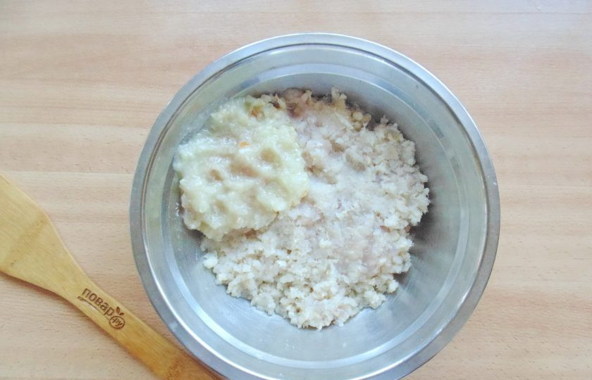 1. Этап. Зразы из судака: Филе судака помойте. Репчатый лук очистите и помойте. Пропустите эти ингредиенты через мясорубку.