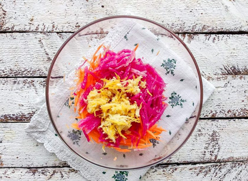 1. Этап. Редька с чесноком и морковью: Цедру лимона и чеснок добавьте к овощам.