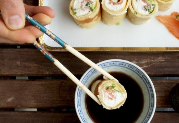 1. Этап. Роллы из блинов с семгой: 5. Подавайте с любимым соевым соусом. Приятного аппетита!