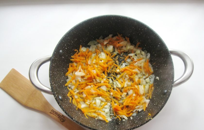 1. Этап. Ленивые голубцы как в столовой: Налейте подсолнечное масло и немного воды, накройте крышкой. Тушите морковь с луком 7-8 минут.