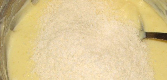 1. Этап. Торт Катерина: 5. Теперь смешаем сырный крем и крем со сгущенкой, взобьем с добавлением лимонного сока, добавим после этого кокосовую стружку.