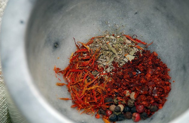 1. Этап. Куриные ножки под соусом: В ступке смешайте равными частями соль, горошины цветного перца, сухие ароматные травы (базилик, орегано, душица, чабер и т.д.). Добавить щепотку шафрана. Можно также перец чили добавить.