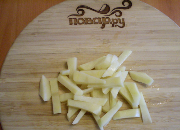 1. Этап. Гороховый суп в мультиварке: 4. По истечении часа очищаем картофель, режем.