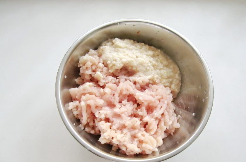 1. Этап. Куриные котлеты с баклажанами: Куриное филе помойте. Белый хлеб или булку залейте холодной водой и через 7-8 минут отожмите. Пропустите через мясорубку филе и батон.