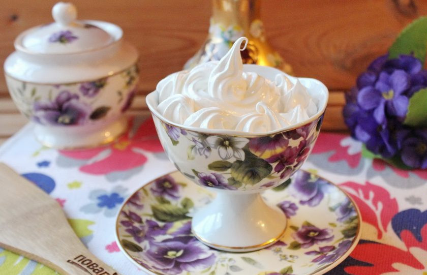 1. Этап. Щвейцарская меренга: Швейцарская меренга готова. Теперь можно украшать и простаивать торт, пирожное, рулет.