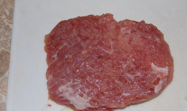 1. Этап. Свинина по-купечески: Свинину промываем под холодной водой, высушиваем при помощи бумажной салфетки и немного отбиваем каждый кусочек.