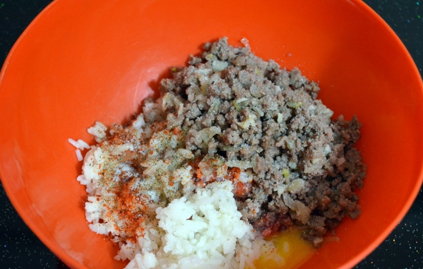 1. Этап. Крокеты мясные: 2. Обжаренный фарш с луком и чесноком выложите в миску. Рис отварите до готовности в подсоленной воде. Рис остудите и добавьте к фаршу. Вбейте туда же одно яйцо, добавьте соль, перец. Перемешайте.