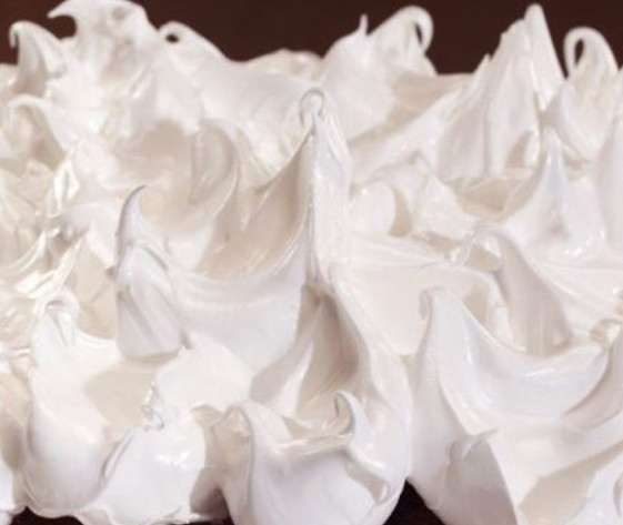 1. Этап. Белковый заварной крем: Снимите миску с водяной бани, продолжайте взбивать еще 3 минуты. На креме должны появиться бороздки, но он не должен тянуться за лопастями миксера.