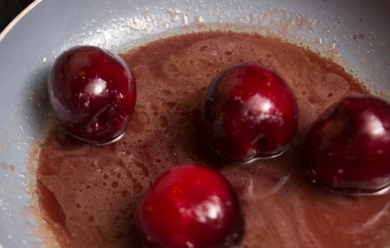 1. Этап. Баранина со сливами: В разогретое масло выкладываем сливы, посыпаем их сахаром и жарим на среднем огне, постоянно помешивая, примерно 15 минут. После этого добавляем к сливам винный уксус, продолжаем все жарить, пока уксус не выпарится. Затем наливаем портвейн, нам нужно жарить сливы до тех пор, пока портвейн не выпариться на половину.