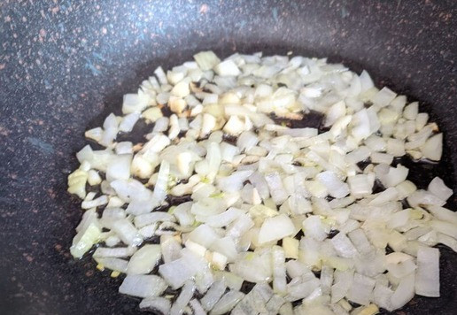 1. Этап. Гнёзда, фаршированные тунцом и шампиньонами: На сковороду кладём сливочное и растительное масло, обжариваем на среднем огне лук и чеснок до мягкости около 3 минут.