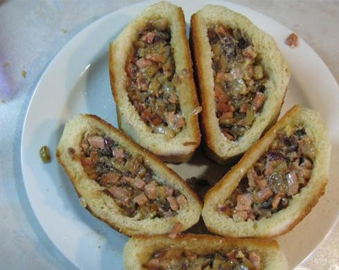 1. Этап. Яйца в гнёздах: 4. Готовим соус. Нарезаем мелкими кусочками грибы и выкладываем их на разогретую сковороду с растительным маслом. Минут через пять-семь добавляем мелко нарезанный лук, затем, минут через семь-десять, колбасу. Когда все это немного прожарится, добавляем немного майонеза и снимаем с огня.